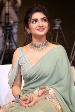 Sreeleela Photos : ఈగల్ x ధమాకా ఈవెంట్​లో శ్రీలీల.. చీరకట్టులో క్యూట్​గా పోనిటైల్​ వేసుకున్న బ్యూటీ