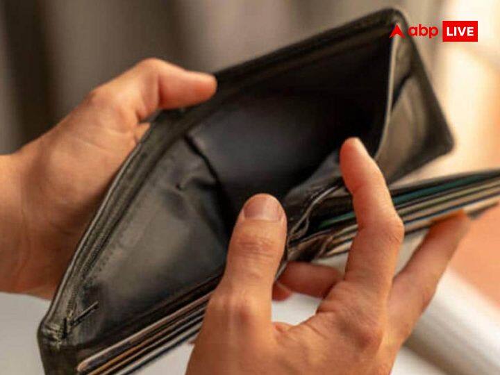 पर्स में पैसे रखना: पर्स में हम सभी पैसे रखते हैं. लेकिन अगर आप पर्स में सिक्के और नोट को एक साथ रखते हैं, तो इससे आपको आर्थिक परेशानी का सामना करना पड़ सकता है. इसलिए सिक्के और नोट को अलग-अलग रखें.