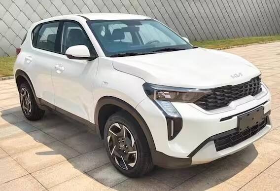 આ લિસ્ટમાં પહેલું નામ Hyundai Cretaનું છે, જેની એન્ટ્રી નવા વર્ષમાં નક્કી કરવામાં આવી છે. જે 16મી જાન્યુઆરીએ થવાનું છે. નવા સેફ્ટી ફિચર્સથી સજ્જ આ કારમાં ADAS જેવા ફીચર્સ પણ જોવા મળશે.