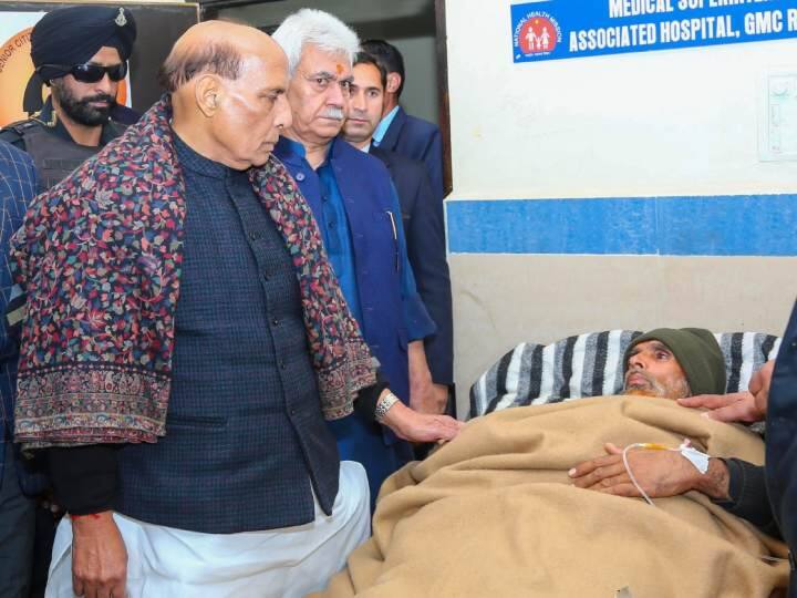 Rajnath Singh meets deceased in Rajouri Jammu Kashmir जम्मू कश्मीर में सेना की हिरासत में घायल हुए लोगों से मिले राजनाथ सिंह, जवानों से कहा- 'देशवासियों का दिल जीतना भी...'