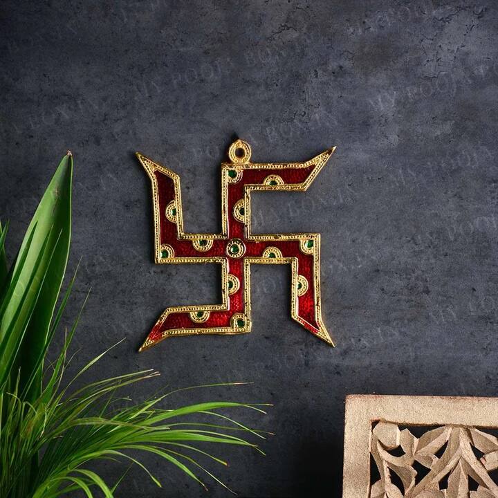 iઅનિંદ્રાથી છુટકારો મેળવવા માટેઃ- જો કોઈ કારણસર તમને ઊંઘ ન આવતી હોય, અનિંદ્રાથી પરેશાન હોય અથવા રાત્રે ખરાબ અને ડરામણા સપના આવે તો તમારી તર્જની વડે સ્વસ્તિક ચિન્હ બનાવીને સૂઈ જાઓ. તેનાથી અનિદ્રાની સમસ્યા દૂર થાય છે અને ખરાબ સપના પણ આવતા નથી.