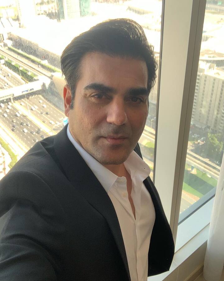 एक्टिंग में तो अरबाज खान को अपने भाई सलमान खान जितनी सफलता नहीं मिली. लेकिन वो कमाई के मामले में उनसे कम नहीं है. डीएनए की रिपोर्ट के मुताबिक अरबाज की नेथवर्थ 500 करोड़ रुपये है.