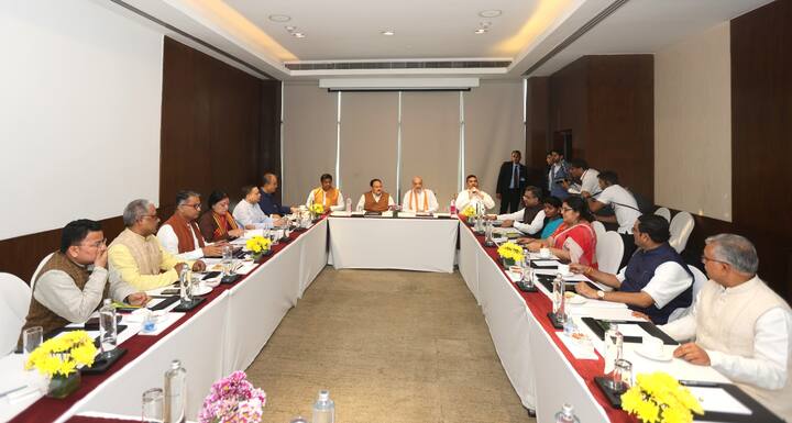 গুরুদ্বার থেকে বেরিয়ে তাঁরা রওনা দেন কালীঘাট মন্দিরের উদ্দেশে। মন্দিরের ২ নম্বর গেটে রেড কার্পেট বিছিয়ে তাঁদের অভ্যর্থনা জানানো হয়। দুধ এবং ডাবের জল দিয়ে মায়ের পা ধুইয়ে, মালা ও ওড়না পরিয়ে আরতি করেন অমিত শাহ।