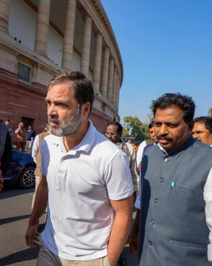 संसद के मानसून सत्र के दूसरे दिन अविश्वास प्रस्ताव पर राहुल गांधी और केंद्रीय मंत्री स्मृति ईरानी भी आमने-सामने थे. राहुल ने प्रधानमंत्री पर आरोप लगाते हुए कहा- आप पूरे देश में केरोसीन डाल रहे हैं. आपने पहले मणिपुर में केरोसीन डाला, हरियाणा में केरोसीन डाला और पूरे देश को आग लगा रहे हैं. इस पर केंद्रीय मंत्री समृति ईरानी ने कहा- राहुल गांधी की देशभक्ति आज बताती हूं. राहुल गांधी ने विदेश में जाकर कहा कि पूरे देश में केरोसीन फैला है, बस आग लगाने के लिए चिंगारी की जरूरत है. माचिस ढूंढते-ढूंढते राहुल गांधी कहां-कहां गए? अमेरिका गए. अमेरिका में तंजीम अंसारी के साथ अपने कार्यक्रम किए. हिंदुस्तान के खिलाफ आवाज बुलंद करने वालों के साथ मीटिंग की.