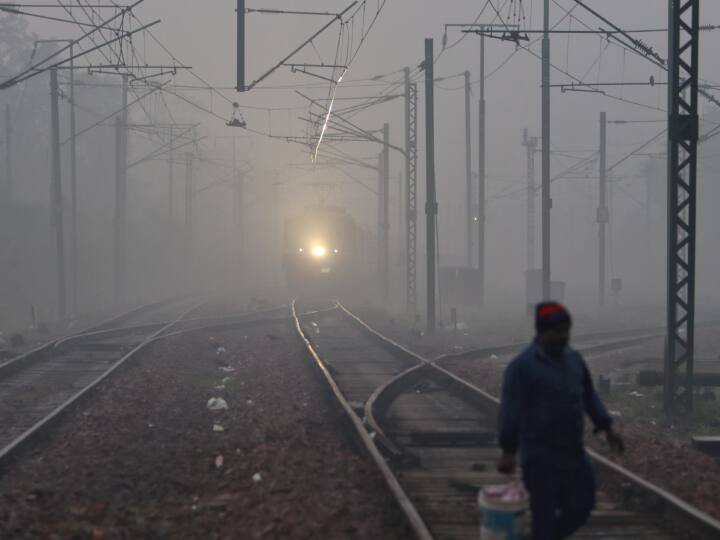 सोनू चौरसिया नामक एक यात्री ने सोशल मीडिया मंच ‘एक्स’ पर लिखा कि उसकी निज़ामुद्दीन रेलवे स्टेशन से जबलपुर जाने वाली ट्रेन संख्या 12192 आठ घंटे देरी से चल रही है.  एक अन्य यात्री पुनित सचान ने कहा, 'ट्रेन संख्या 14252 (श्रमशक्ति एक्सप्रेस) नौ घंटे की देरी से चल रही है, जिससे 6.5 घंटे की यात्रा काफी असुविधा में बदल गई है, खासकर बच्चों वाले यात्रियों के लिए जिनके पास अब पानी भी नहीं है.'