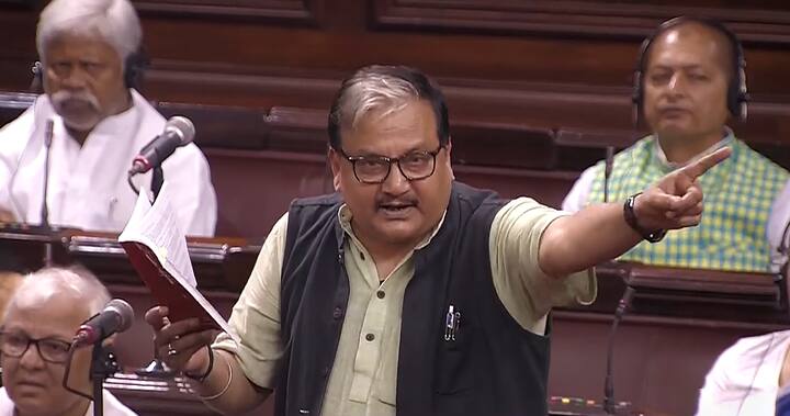 इसी तरह फरवरी 2023 को संसद में आरजेडी सांसद मनोज झा ने केंद्र पर तीखा हमला बोला. उन्होंने कहा कि जो लोग आपके खिलाफ बात करते हैं उन्हें आप कहते हैं पाकिस्तान चले जाओ. अरे आपने कभी देखा है पाकिस्तान में कितनी जगह है?