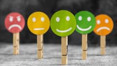 तुम्हीही भावनांमध्ये वाहून जाता का? 'या' 5 पद्धती वापरून पाहा