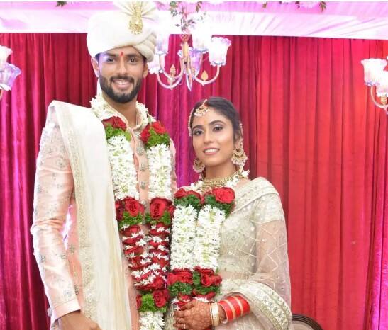 CSK ਸਟਾਰ ਆਲਰਾਊਂਡਰ ਸ਼ਿਵਮ ਦੂਬੇ ਨੇ ਜੁਲਾਈ 2021 ਵਿੱਚ ਆਪਣੀ ਮੁਸਲਿਮ ਪ੍ਰੇਮਿਕਾ ਅੰਜੁਮ ਖਾਨ ਨਾਲ ਵਿਆਹ ਕੀਤਾ ਸੀ। ਵਿਆਹ ਤੋਂ ਬਾਅਦ ਸ਼ਿਵਮ ਦੁਬੇ ਨੇ ਅੰਜੁਮ ਨਾਲ ਨਿਕਾਹ ਦੀਆਂ ਤਸਵੀਰਾਂ ਸੋਸ਼ਲ ਮੀਡੀਆ ਰਾਹੀਂ ਸ਼ੇਅਰ ਕੀਤੀਆਂ ਹਨ।