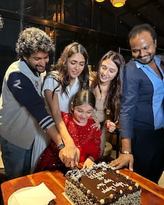 Hi Nanna Movie Team : హాయ్​ నాన్న ఫ్యామిలీ ఫోటో.. మూవీ సక్సెస్ సెలబ్రేట్ చేసుకున్న టీమ్