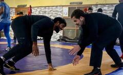 Rahul Gandhi: কুয়াশাচ্ছন্ন ভোরে গ্রামের আখড়ায়, মাটিতে বসেই প্রাতরাশ, ক্ষেতের টাটকা ফসল নিয়ে ফিরলেন রাহুল