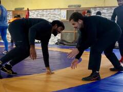 Rahul Gandhi Haryana Visit: अचानक हरियाणा के झज्जर पहुंचे राहुल गांधी, मूली देकर हुआ स्वागत, पहलवानों से की मुलाकात