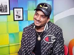 ਵਿਵੀਅਨ ਫਰਨਾਂਡਿਸ ਦਾ ਜਨਮ 2 ਅਕਤੂਬਰ 1990 ਨੂੰ ਮੁੰਬਈ ਵਿੱਚ ਹੋਇਆ ਸੀ।