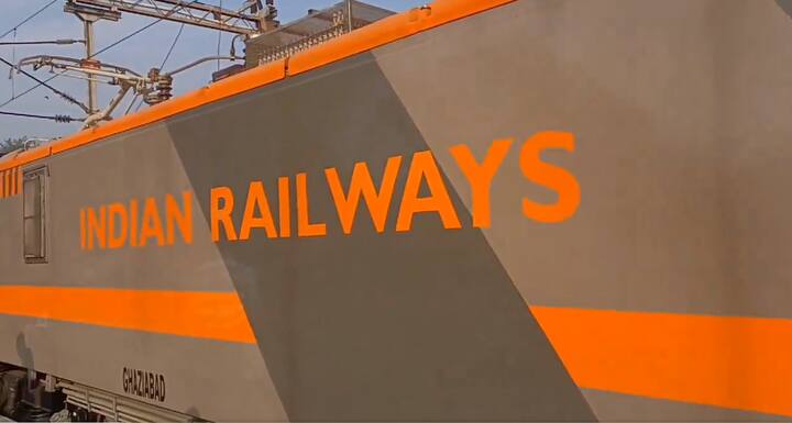 দেশকে বন্দে ভারত উপহার দেওয়ার পর এখন শীঘ্রই দেশে অমৃত ভারত ট্রেন চালু করতে চলেছে ভারতীয় রেল। এই ট্রেনের বিশেষ বৈশিষ্ট্য রয়েছে এবং রুটও রয়েছে।