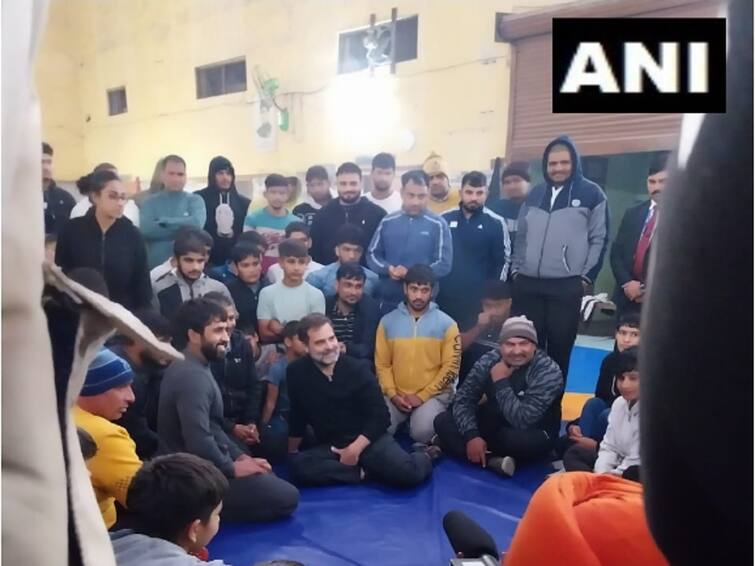 Rahul gandhi reached to meet wrestlers in haryana bajrang punia vinesh phogat Sakshi Mallik Brij Bhushan Sharan Singh Know More Details कुस्ती संघटनेच्या वादात राहुल गांधी थेट बजरंग पुनियाच्या गावात; हरियाणाच्या कुस्ती आखाड्यात कुस्तीपटूंशी साधला संवाद