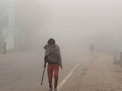 Varanasi Weather: वाराणसी में छाई कोहरे की सफेद चादर, विजिबिलिटी 10 मीटर से भी कम, सामने आईं ऐसी तस्वीरें