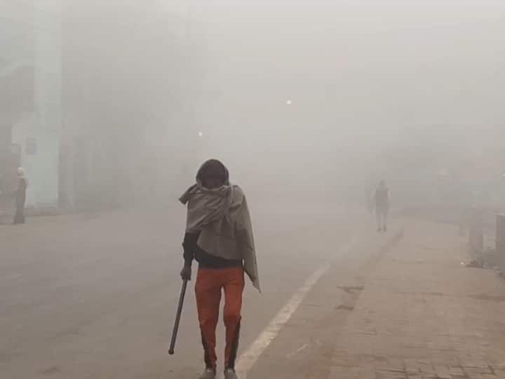 Varanasi Weather Today: उत्तर प्रदेश में इन दिनों जबरदस्त कोहरा देखने को मिल रहा है. प्रदेश के ज्यादातर जनपदों में आज कोहरे का रेड अलर्ट है. इस बीच वाराणसी से घने कोहरे की तस्वीरें आई हैं.