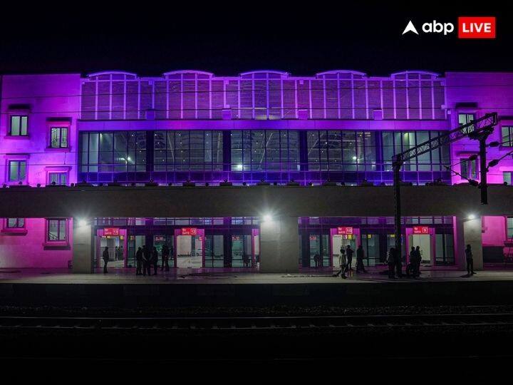 पीएम 30 को करेंगे उद्घाटन : पुरानी इमारत के बगल में बनी स्टेशन की नई इमारत का उद्घाटन 30 दिसंबर को प्रधानमंत्री नरेंद्र मोदी करेंगे. बुधवार को विभिन्न एजेंसियों के अधिकारियों ने प्रधानमंत्री की यात्रा से पहले तैयारियों का जायजा लिया.