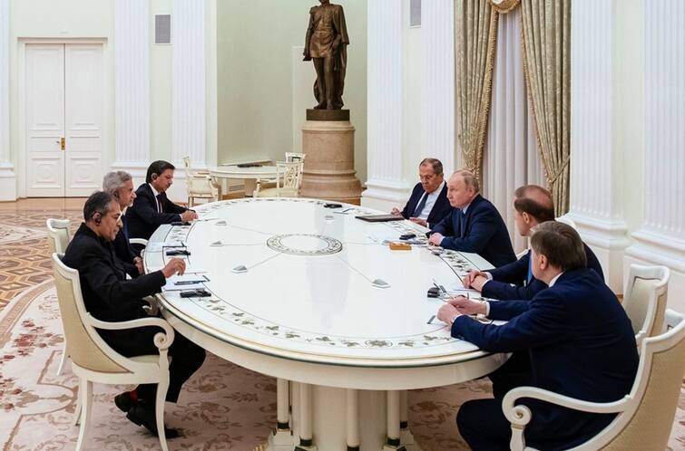 Russia: Foreign Minister S Jaishankar met Russian President Vladimir Putin at the Kremlin on Wednesday Russia: ભારતના વિદેશમંત્રીને મળ્યા રશિયન રાષ્ટ્રપતિ પુતિન, કહ્યુ- 'હું જાણું છું  રશિયા-યુક્રેન મુદ્દાનો ઉકેલ શોધી રહ્યા છે PM મોદી'