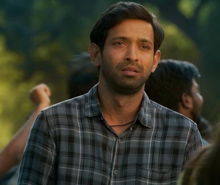 विक्रांस मेसी की फिल्म ’12th फेल’ बॉक्स ऑफिस पर हिट होने के बाद ओटीटी पर दस्तक देने के लिए तैयार है. यह फिल्म 29 दिसंबर को डिज्नी प्लस हॉटस्टार रिलीज हो रही है.