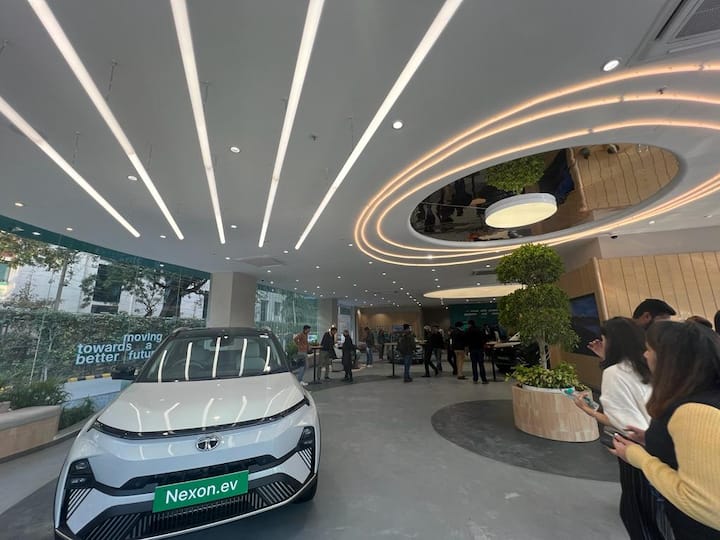 టాటా మోటార్స్ తన మొదటి ఎలక్ట్రిక్ కార్ల షోరూంను గురుగ్రామ్‌లో లాంచ్ చేసింది. ఇందులో రెండు స్టోర్లు ఉన్నాయి. మరిన్ని నగరాల్లో కొత్త స్టోర్లు త్వరలో ప్రారంభం కానున్నాయి.