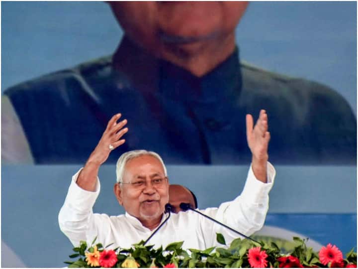 इसकी वजह ये है कि दिल्ली में जेडीयू की बैठक से ठीक पहले कई तरह की अटकलें लगाई जा रही हैं.  दअसल, पिछले कुछ दिनों से नीतीश कुमार की नाराज़गी की ख़बरें चल रही हैं. (फाइल फोटो))