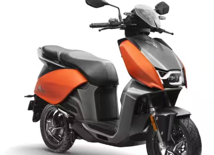 ਅਗਲਾ ਵਿਕਲਪ Hero Vida V1 ਇਲੈਕਟ੍ਰਿਕ ਸਕੂਟਰ ਹੈ, ਜਿਸ ਨੂੰ ਤੁਸੀਂ 1.26 ਲੱਖ ਰੁਪਏ ਵਿੱਚ ਘਰ ਲਿਆ ਸਕਦੇ ਹੋ। ਕੰਪਨੀ ਮੁਤਾਬਕ ਇਹ ਸਿੰਗਲ ਚਾਰਜ 'ਤੇ 165 ਕਿਲੋਮੀਟਰ ਤੱਕ ਦਾ ਸਫਰ ਤੈਅ ਕਰ ਸਕਦੀ ਹੈ।