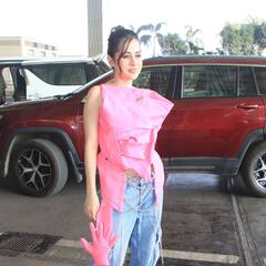 Urfi Javed: ব্লেড, বস্তা উঠেছে গায়ে, কখনও শুধু গুটিকয়েক সুতো ! উরফির অদ্ভুত সব পোশাক