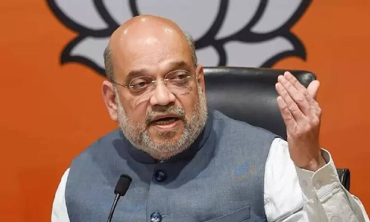 “தேமுதிக தலைவரும், தமிழ் திரையுலகில் மூத்த நடிகருமான விஜயகாந்த் அவர்களின் மறைவு குறித்து அறிந்து மிகுந்த வருத்தம் அடைந்தேன். கேப்டன் என்று அன்புடன் அழைக்கப்படும் விஜயகாந்த் அவர்கள் தனது திரை மற்றும் ஆஃப்ஸ்கிரீன் பாத்திரங்கள் மூலம் மக்களிடையே தேசபக்தியை தூண்டினார். அவரது குடும்பத்தினருக்கும், ரசிகர்களுக்கும் எனது ஆழ்ந்த அனுதாபங்கள். ஓம் ஷாந்தி ஷாந்தி” என உள்துறை அமைச்சர் அமித்ஷா தமிழில் ட்வீட் செய்துள்ளார்.