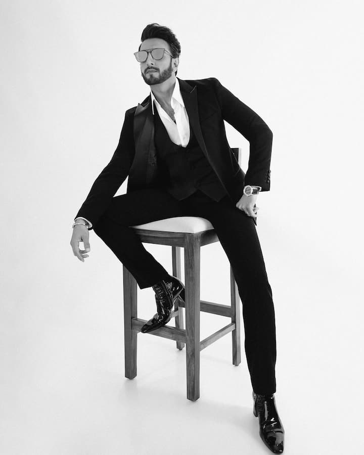 The black pointed-toe shoes made him seem more fashionable.