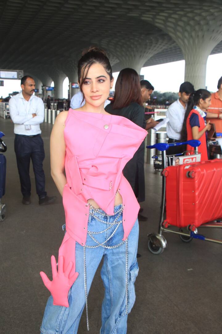 उर्फी ने इस बार सर्दियों में जैकेट को सीधा नहीं बल्कि उल्टा पहन लिया है. जी हां... उन्होंने अपने इस लुक को जीन्स के साथ कंप्लीट किया.