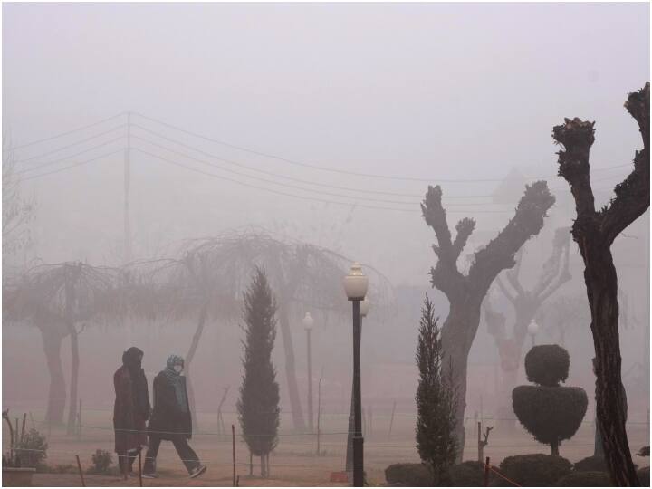 उधर, बुधवार को श्रीनगर में न्यूनतम तापमान फ्रीजिंग पॉइंट से 3.3 डिग्री नीचे दर्ज किया गया. अधिकारियों ने बताया कि श्रीनगर में घना कोहरा छाया हुआ है और शहर में दृश्यता 50 मीटर से भी कम है.