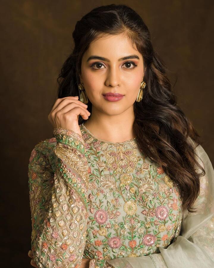 தற்போது இவர் அழகான அனார்கலி உடையில் சில அழகிய புகைப்படங்களை பதிவிட்டுள்ளார்.
