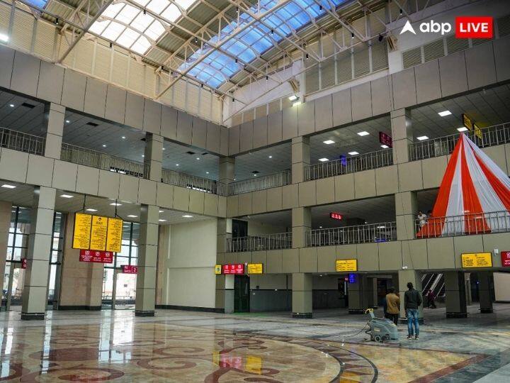 स्टेशन पर सजावट : स्टेशन के फर्श पर पत्थर की जड़ाई का काम किया गया है और इसकी ऊंची छत के कुछ हिस्सों पर ‘‘पॉलीकार्बोनेट शीट’’ लगी है.