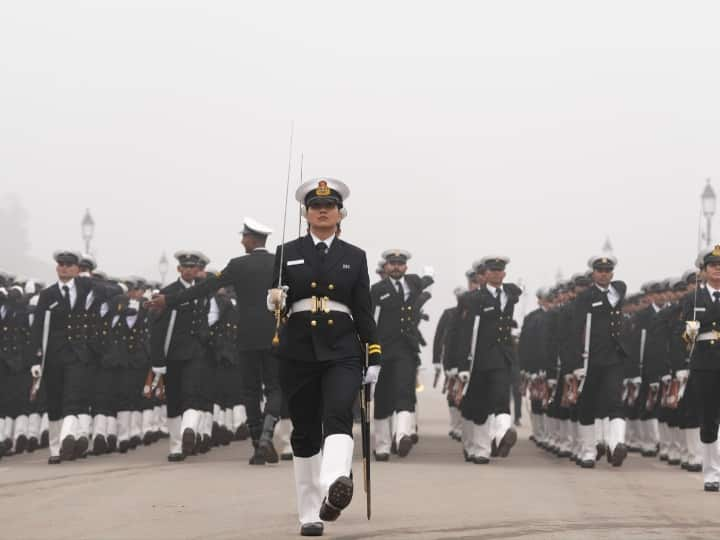 Republic Day 2024 Parade Rehearsal : दिल्ली में गणतंत्र दिवस परेड की तैयारियां शुरू हो गई हैं. कड़ाके की ठंड और कोहरे के बीच कर्तव्य पथ पर जवान परेड की फुल ड्रेस रिहर्सल कर रहे हैं .