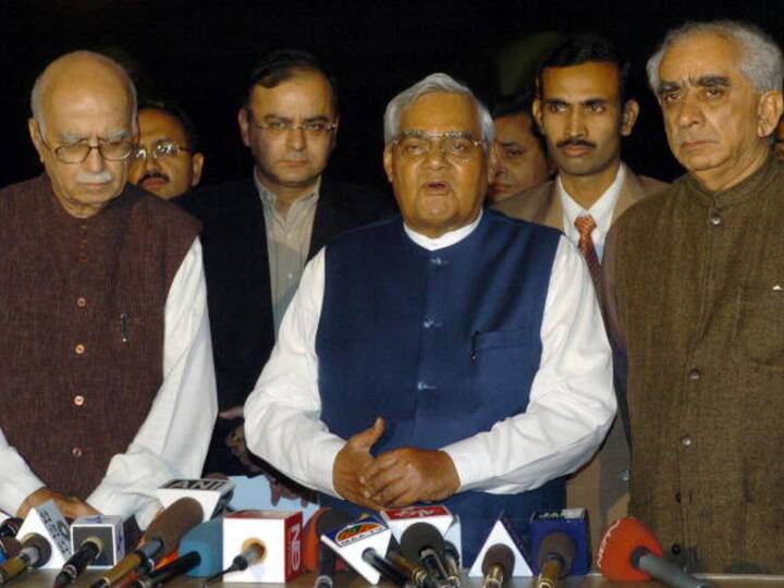 Arun Jaitley with former Prime Minister Atal Vajpayee. Over the years, Jaitley held various leadership positions within the saffron party. He served as the Minister of State for Information and Broadcasting in the Vajpayee Cabinet. He also served as the Law Minister during the same period. (Image Source: Getty)