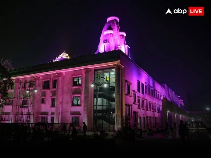 अगला भाग मंदिर जैसा : दूसरी तरफ स्टेशन की नई इमारत का अगला भाग पारंपरिक वास्तुकला और राम मंदिर की झलक दिखाता है. इसको देखकर राम मंदिर का ही अहसास होगा. इसे पूरी तरह से पारंपरिक लुक दिया गया है.