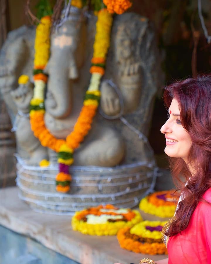 ट्विकंल खन्ना भी अपने पति और बॉलीवुड के खिलाड़ी अक्षय कुमार के साथ मुंबई के एक आलीशान घर में रहती हैं.