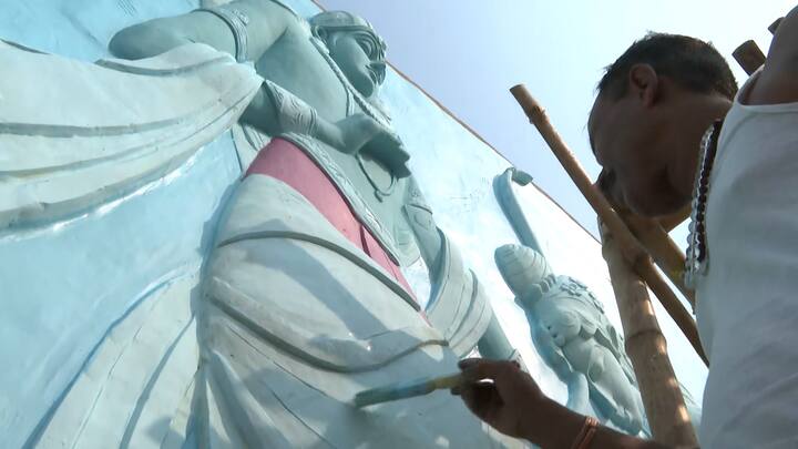 রামমন্দির উদ্বোধনের আগে অনেকেই নিজের শরীরে, তার ছাপ রাখছেন। কাজ বেড়েছে ট্যাটু শিল্পীদের। অনেকেই হাতে তৈরি রামমন্দিরের মডেলের পসরা সাজিয়ে বসেছেন বাজারে।