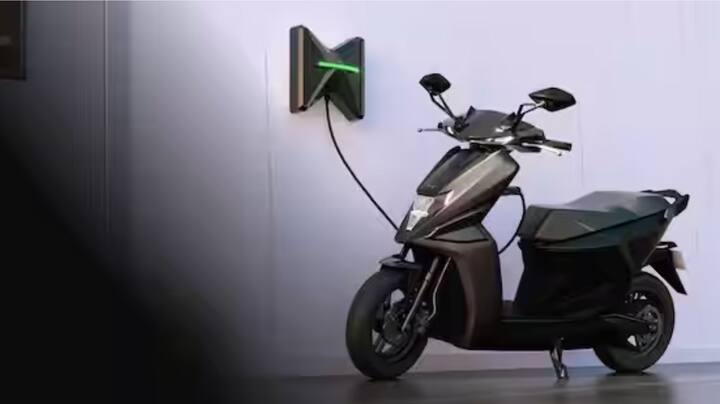 ਇਸ ਲਿਸਟ 'ਚ ਪਹਿਲਾ ਨਾਂ ਸਿੰਪਲ ਵਨ ਇਲੈਕਟ੍ਰਿਕ ਸਕੂਟਰ ਦਾ ਹੈ, ਜੋ ਰੇਂਜ ਦੇ ਮਾਮਲੇ 'ਚ ਸਭ ਤੋਂ ਅੱਗੇ ਹੈ। ਇੱਕ ਵਾਰ ਚਾਰਜ ਕਰਨ 'ਤੇ ਤੁਸੀਂ 212 ਕਿਲੋਮੀਟਰ ਤੱਕ ਦੀ ਦੂਰੀ ਤੈਅ ਕਰ ਸਕਦੇ ਹੋ। ਇਸ ਨੂੰ ਘਰ ਲਿਆਉਣ ਲਈ ਤੁਹਾਨੂੰ 1.45 ਲੱਖ ਰੁਪਏ ਦੀ ਐਕਸ-ਸ਼ੋਰੂਮ ਕੀਮਤ ਅਦਾ ਕਰਨੀ ਪਵੇਗੀ।