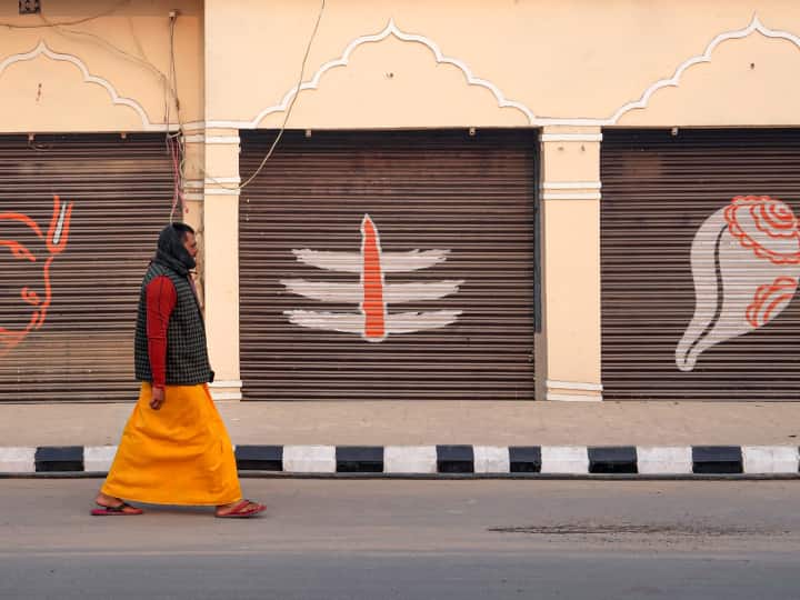 Ram Mandir News: अयोध्या में दुकानों के शटर हिंदू प्रतीकों की कलाकृति से सजे, स्वस्तिक चिह्न और शंख-गदा आए नजर