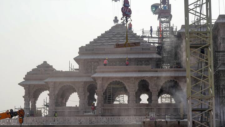 मंदिराच्या पश्चिमेला एक लिफ्ट आहे ज्या लिफ्टचा वापर वृद्ध दिव्यांग करू शकतात तर पूर्व दिशेला व्हील चेअर साठी दोन रॅम असतील.  (Image Source : PTI)