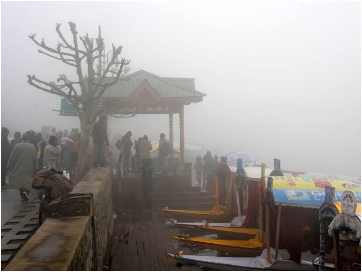 श्रीनगर में हवाई उड़ानों का संचालन प्रभावित हुआ है. खराब मौसम के कारण दिल्ली समेत उत्तर भारत के अन्य शहरों से आने वाली उड़ानों में देरी जरूर हो रही है.