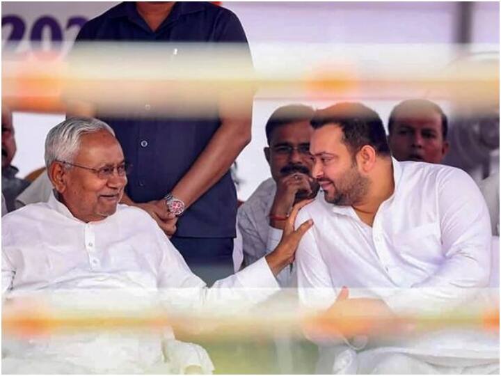 बीजेपी के साथ यह दोस्ती ज्यादा दिन नहीं चली पांच साल के बाद 2022 में उन्होंने आरजेडी-कांग्रेस के साथ गठबंधन कर लिया. (फाइल फोटो)