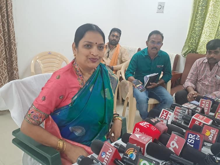 Andhra Pradesh Minister Ushasri Charan Hot Comments on Contesting in Penukonda Assembly constituency 2024 Penukonda News: సీఎం జగన్ ఆదేశాలు పాటిస్తా, పెనుకొండ నుంచి పోటీ చేస్తున్నా: మంత్రి ఉషశ్రీ