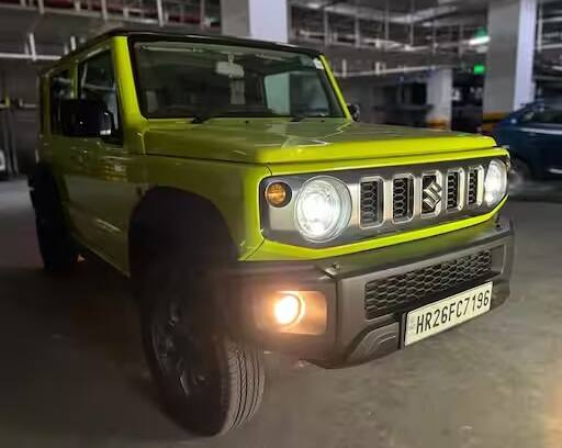 મારુતિ સુઝુકી જિમ્ની આ વર્ષની મોસ્ટ અવેટેડ કારમાંની એક રહી છે. વિદેશમાં વેચાતા 3-ડોર વેરિઅન્ટની સરખામણીમાં ભારતીય બજાર માટે 5-ડોર વેરિઅન્ટમાં ઓફર કરવામાં આવી. જિમ્ની એક પરફેક્ટ હાર્ડકોર SUV છે અને તે 4x4 સ્ટાન્ડર્ડ સાથે આવે છે. જ્યારે તેમાં 1.5 લિટર પેટ્રોલ સાથે ઓટોમેટિક અને મેન્યુઅલ વિકલ્પો પણ છે.