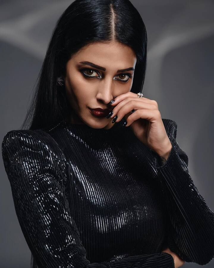 ‘అనగనగా ఒక ధీరుడు’ అనే సినిమాతో టాలీవుడ్‌లోకి హీరోయిన్‌గా అడుగుపెట్టింది శృతి. కమల్ కుమార్తెగా తెలుగు ప్రేక్షకులకు పరిచమైన శృతిహాసన్ తన అందం, నటనతో ఎందరో అభిమానులను సంపాదించుకుంది.