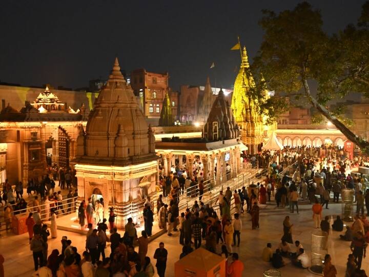 Tourist Places in Varanasi: साल 2023 अब से चंद दिनों का मेहमान है. नए वर्ष का जश्न मनाने की जोरदार तैयारी चल रही है. पर्यटकों के लिए वाराणसी में भी घूमने का शानदार मौका है.