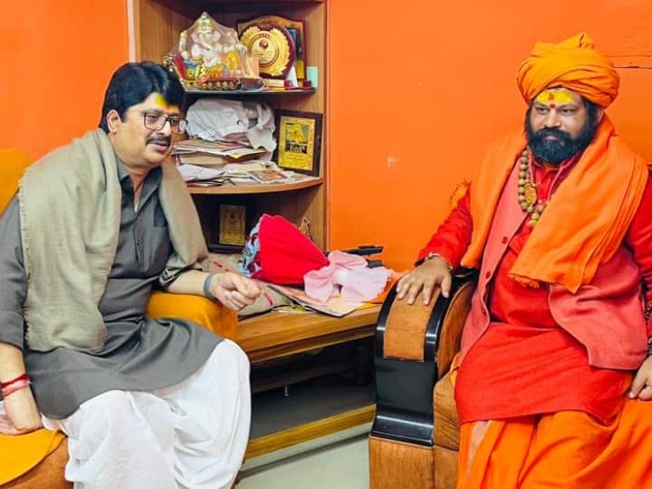 रघुराज प्रताप सिंह राजा भैया ने इस दौरान राम मंदिर में राम लला की प्राण प्रतिष्ठा कार्यक्रम की तैयारियों पर चर्चा की.