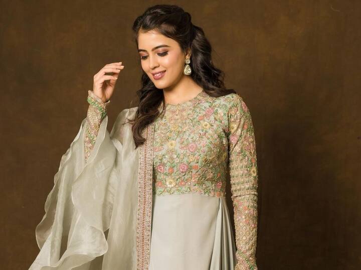 இவரது இந்த புகைப்படங்கள் தற்போது லைக்ஸ்களை அள்ளி வருகிறது.