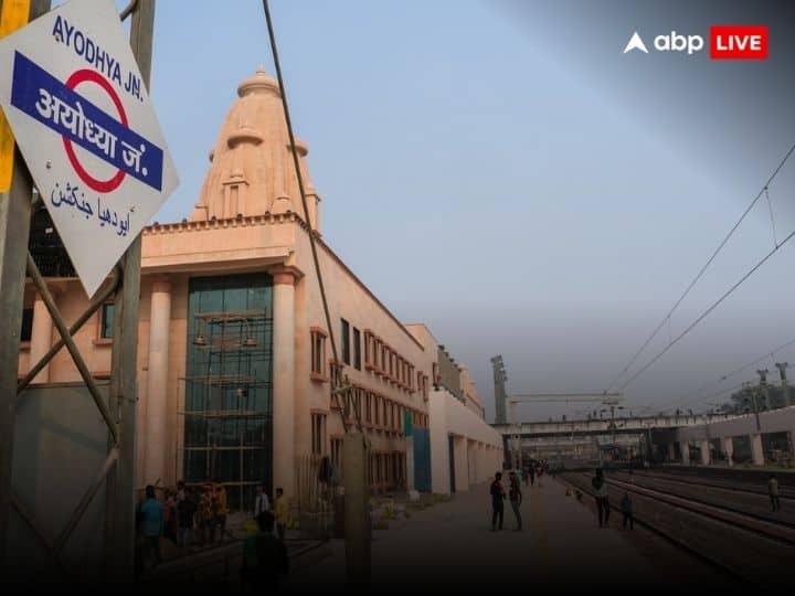 बलुआ पत्थर की परत : राइट्स के अधिकारी के मुताबिक, ‘‘इमारत के अगले भाग में बलुआ पत्थर की परत वाला एक स्तंभ है. इसके किनारे के छोर पर ऊंचे गोल खंभे हैं, जिनमें पारंपरिक रूप देने के लिए फिर से बलुआ पत्थर की परत लगाई गई है.”